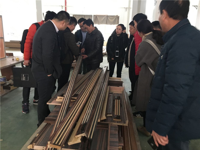 曹總介紹實(shí)木線條工藝.jpg